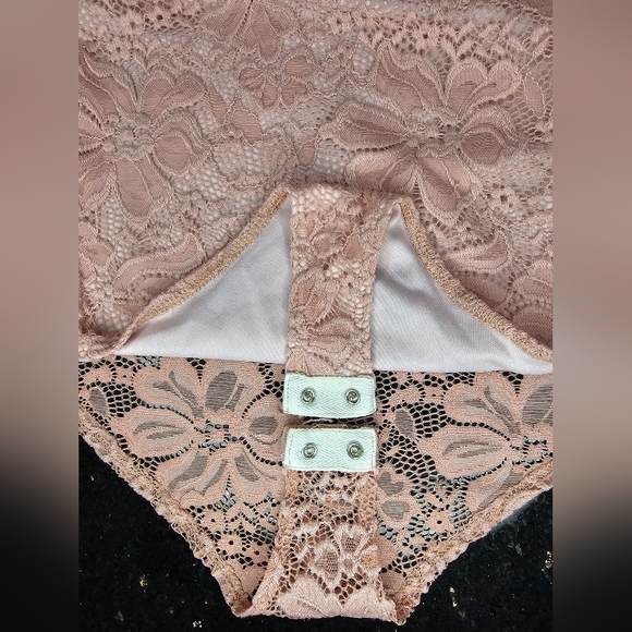 A'GACI Off the shoulder All Over Lace Pink Bodysuit. Size Small - Picture 7 of 14